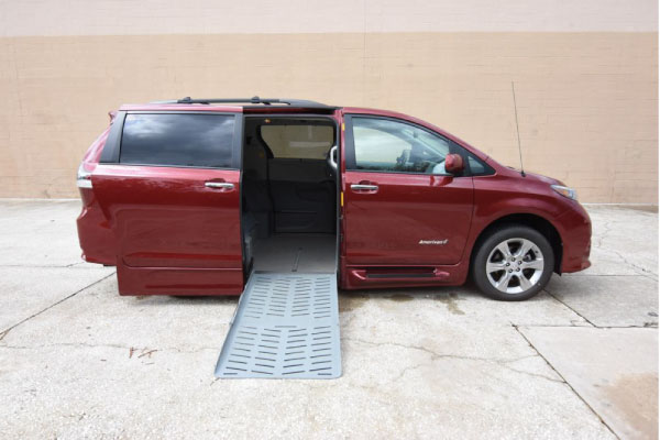 Toyota_Sienna_wheelchair_van_SE Toyota_Sienna_wheelchair_van_SE